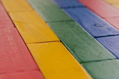 Parlak renkli ahşap tuğlalar, tuğla diziliminde çocuk arkaplanı. Yüksek kalite fotoğraf