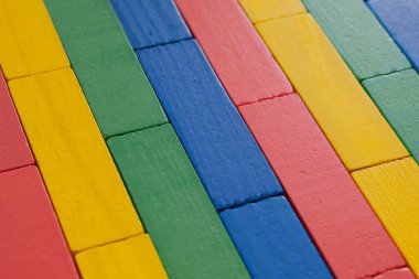 Tuğla duvar gibi dizilmiş renkli ahşap bloklar, parlak pozitif arka plan. Yüksek kalite fotoğraf