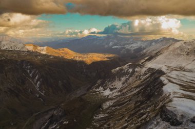 Kafkas Dağları, Güneş Işığı ve Büyüleyici Büyüsü. Yüksek kalite fotoğraf