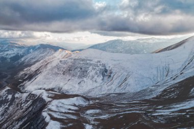Kafkasya 'nın Görkemli Tepeleri, Güneş Işığında Parlayan Karlı Tepeler. Yüksek kalite fotoğraf