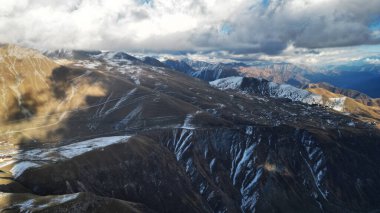 Kafkasya 'nın Görkemli Tepeleri, Güneş Işığında Parlayan Karlı Tepeler. Yüksek kalite fotoğraf
