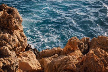 Deniz ve kayalık Akdeniz sahilleri, taşlara çarpan dalgalar. Yüksek kalite fotoğraf
