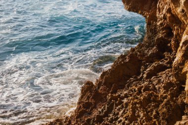 Deniz ve kayalık Akdeniz sahilleri, taşlara çarpan dalgalar. Yüksek kalite fotoğraf