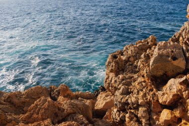 Deniz ve kayalık Akdeniz sahilleri, taşlara çarpan dalgalar. Yüksek kalite fotoğraf
