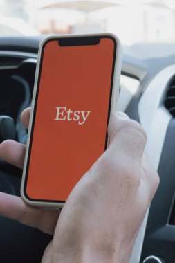 Rethymno, Yunanistan. 16 Temmuz 2025. Mans, Etsy uygulaması açık bir telefonu elinde tutan bir arabayı teslim etti. Yüksek kalite fotoğraf