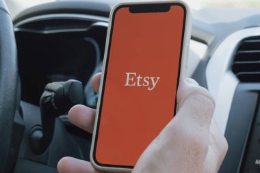 Rethymno, Yunanistan. 16 Temmuz 2025. Mans, Etsy uygulaması açık bir telefonu elinde tutan bir arabayı teslim etti. Yüksek kalite fotoğraf