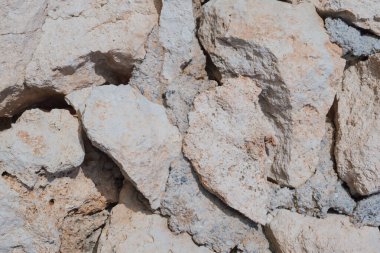 Taşların arasında harç olmayan eski doğal taş ustası, doğal arka plan. Yüksek kalite fotoğraf