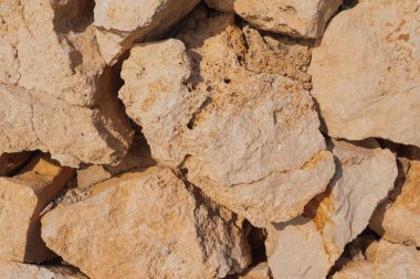 Taşların arasında harç olmayan eski doğal taş ustası, doğal arka plan. Yüksek kalite fotoğraf