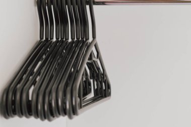 Boş gardıroptaki yetişkinler için plastik siyah askılar. Yüksek kalite fotoğraf