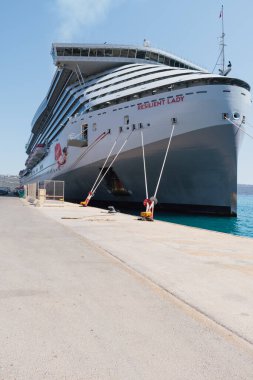 Hanya, Yunanistan. 19 Ağustos 2025. Büyük yolcu gemisi Resilient Lady Virgin Yunanistan 'ın Girit limanı Souda' ya yanaştı. Lüks bir turizm gemisi ve güneşli gökyüzü altında seyahat ediyor.