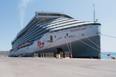 Hanya, Yunanistan. 19 Ağustos 2025. Büyük yolcu gemisi Resilient Lady Virgin Yunanistan 'ın Girit limanı Souda' ya yanaştı. Lüks bir turizm gemisi ve güneşli gökyüzü altında seyahat ediyor.