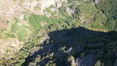 Gürcistan 'ın Tsalka bölgesindeki Dashbashi Kanyonu üzerinde insansız hava aracı uçuşu Gürcistan doğasının güzelliğini ve ihtişamını yansıtıyor. 