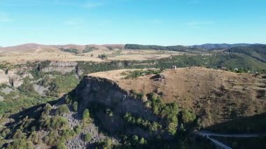 Gürcistan 'ın Tsalka bölgesindeki Dashbashi Kanyonu üzerinde insansız hava aracı uçuşu Gürcistan doğasının güzelliğini ve ihtişamını yansıtıyor. 