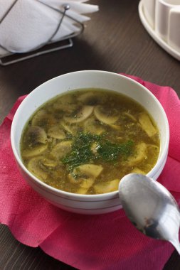 Bir kase dolusu lezzetli mantar çorbası.