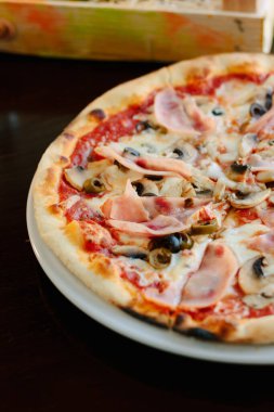 Masada jambonlu güzel bir pizza.