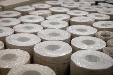 Bir mağazadaki duvar kağıtlarının ruloları.