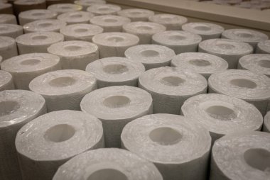 Bir mağazadaki duvar kağıtlarının ruloları.