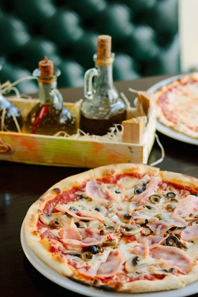 Schöne Pizza Mit Schinken Auf Dem Tisch — Stockfoto