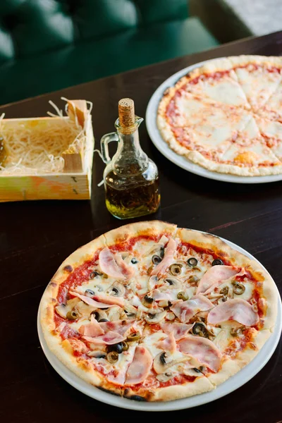 Schöne Pizza Mit Schinken Auf Dem Tisch — Stockfoto