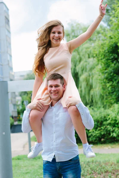 Mutlu Çift Erkek Arkadaşı Olan Kız Eğleniyor — Stok fotoğraf