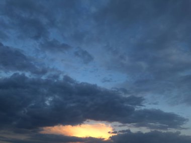 Parlayan bulutlar ve sakin renklerle ilkbaharın başlarında alacakaranlık. Hava kararmadan önce güzel doğal bir an..
