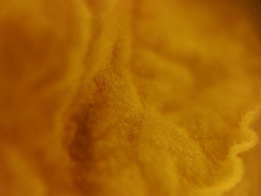 Salatalık çiçek yaprağının aşırı makrosu ince doku ve yüzey detaylarını gösteriyor. Canlı sarı renk ve organik botanik yapıya sahip doğal soyut arkaplan.