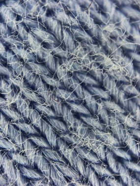 Gri iplik dokusunun makro görüntüsü ince lifler, yumuşak kıvrımlar ve ince parıltılar sergiliyor. Tarafsız tonlar ve karmaşık detaylar onu soyut, tekstil ve doku temalı borsa fotoğrafçılığı için ideal hale getiriyor..