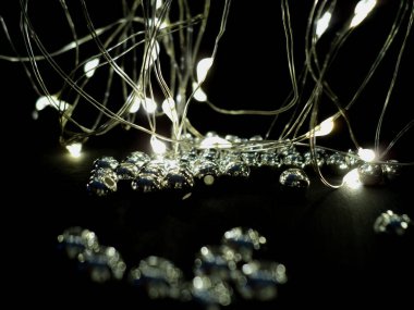 Gecenin karanlığında parıldayan sarı ışıklar. Bayram kartları, kış terfileri ya da yeni yıl afişleri için büyülü, soyut bir özgeçmiş.                               