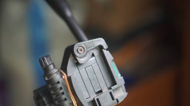 Evin üzerinde siyah renkli üç ayaklı konutlar