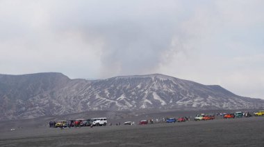 Bromo, Endonezya - 20 Haziran 2024: Bromo Dağı 'nda birçok araba var