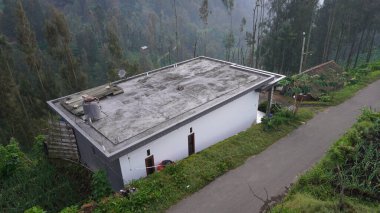 En üst kattaki salona bakın.