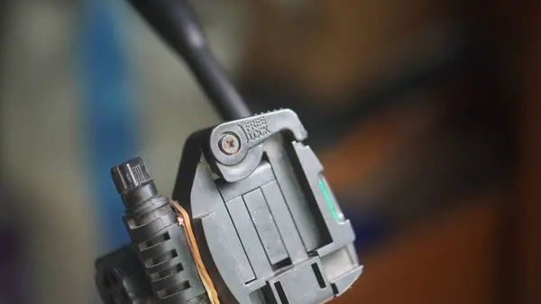 Evin üzerinde siyah renkli üç ayaklı konutlar