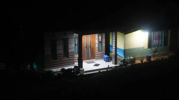 Gece ortamın ışığı harika görünüyor.