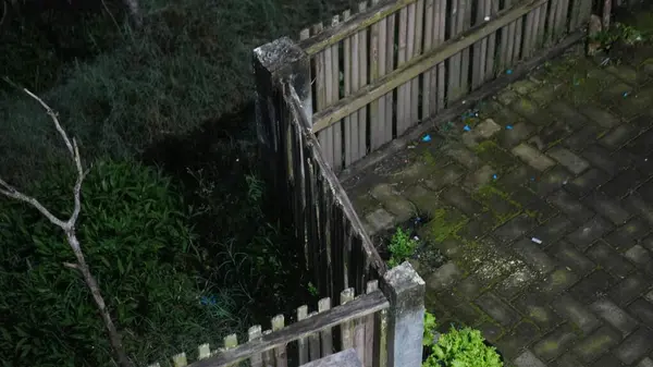 Gece ortamın ışığı harika görünüyor.