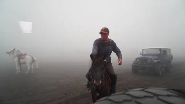 Bromo, Endonezya - 20 Haziran 2024: Sabahları sisli olan birçok insan var