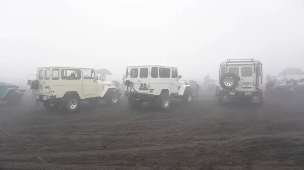 Bromo, Endonezya - 20 Haziran 2024 Bromo Dağı 'nda birçok cip var.