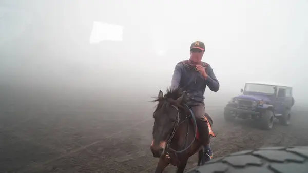 Bromo, Endonezya - 20 Haziran 2024: İnsanlar Bromo Dağı 'nda ata biniyor