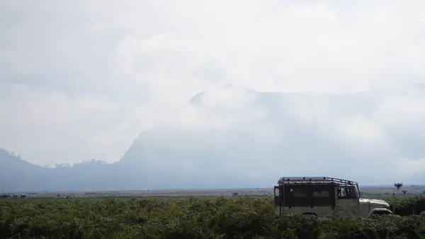 Bromo, Endonezya - 20 Haziran 2024 Bromo Dağı 'nda bir cip var.