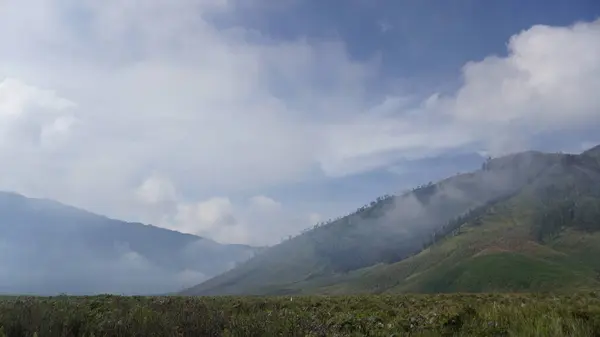 Bulutların ve dağların güzelliğine bak.