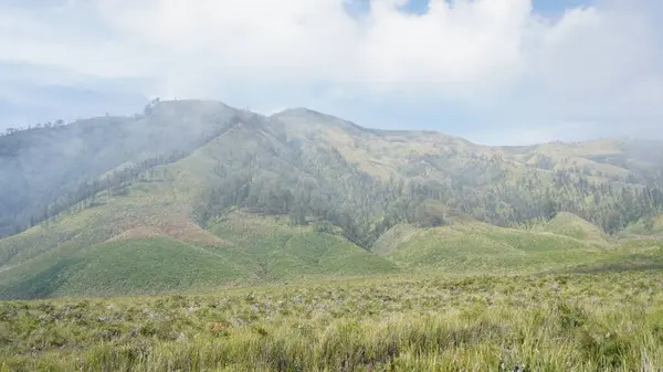 Bulutların ve dağların güzelliğine bak.