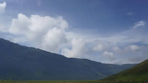 Bulutların ve dağların güzelliğine bak.