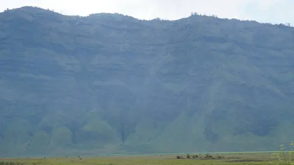 Bromo Dağı 'nda sisli görünüyor.
