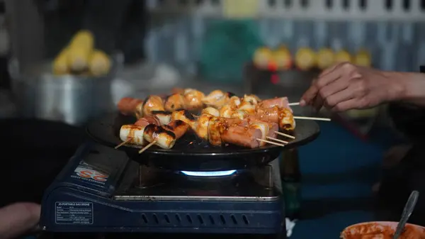 Tavada sosis nefis görünüyor.