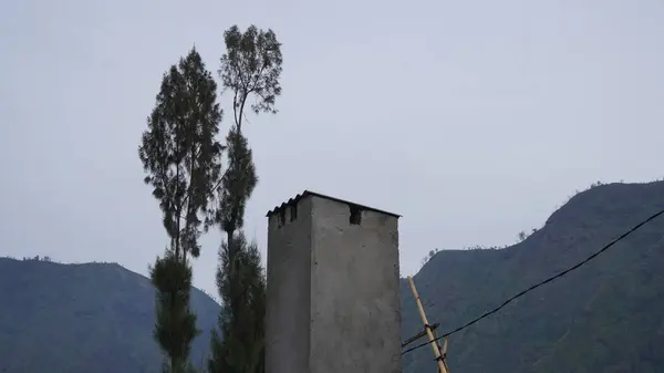 Tepedeki ateş çukuru gri renkte.