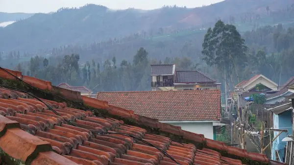 Tepedeki bulutların güzelliğine bak.
