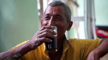 Kediri, Endonezya - 20 Haziran 2024: Bir adam yerinde bir şeyler yapıyor