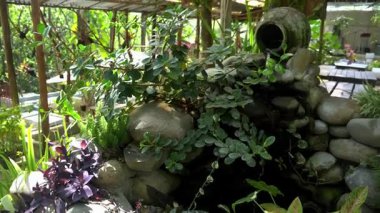 Parkta taze ve serin su var.