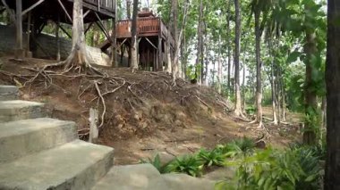 Köydeki park harika görünüyor.