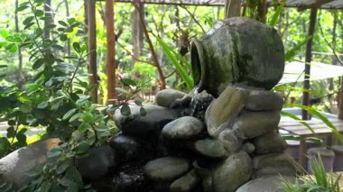 Parkın kavanozundan su aktı.