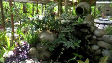 Parkın kavanozundan su aktı.